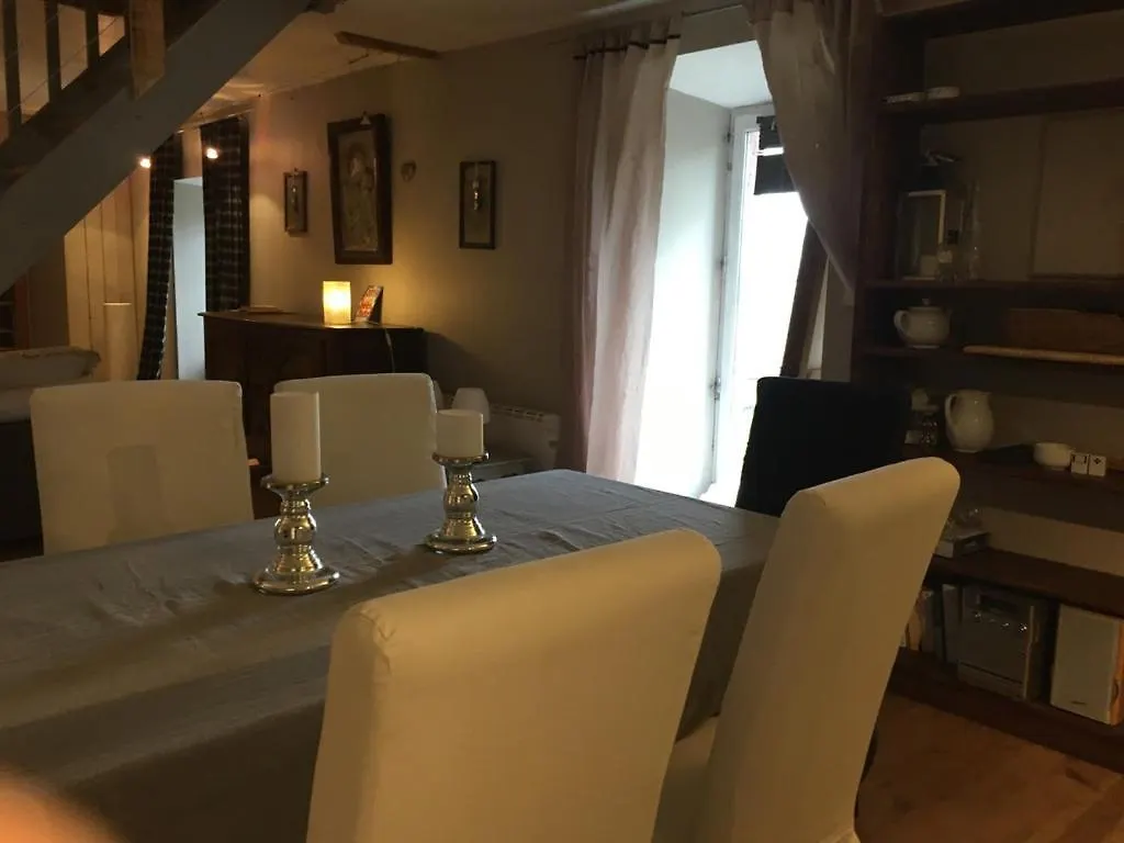 La Maison Bleue Canelle Laval-Roqueceziere France